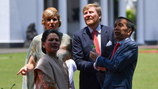 Presiden Joko Widodo (kanan) dan Raja Belanda Willem Alexander (kedua kanan) seusai menanam pohon saat kunjungan kenegaraan di Istana Bogor. Foto: ANTARA FOTO/Sigid Kurniawan