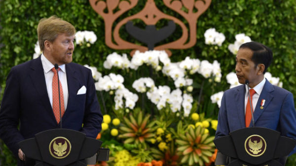 Presiden Joko Widodo (kanan) bersama Raja Belanda Willem Alexander menyampaikan pernyataan pers saat kunjungan kenegaraan di Istana Bogor. Foto: ANTARA FOTO/Sigid Kurniawan
