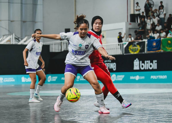 Nizrina Fauziah Permana, kapten Universitas Pendidikan Indonesia (UPI), sedang berduel dengan pemain STKIP Pasundan di Campus League Futsal Regional Jakarta 2025. Foto: Campus League