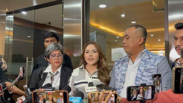 Selebgram, Lisa Mariana usai diperiksa di Bareskrim Polri pada Jumat (24/10). Foto: Abid Raihan/kumparan