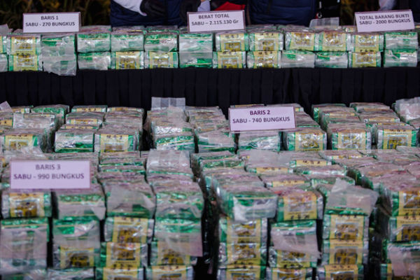 Sejumlah barang bukti kejahatan kasus penyelundupan sabu-sabu dihadirkan saat konferensi pers di Pelabuhan Bea Cukai Batam, Kepulauan Riau, Senin (26/5/2025). Foto: Teguh Prihatna/ANTARA FOTO