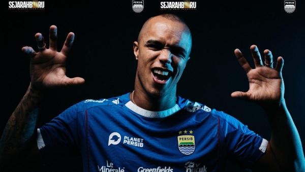 SOSOK WILIAM MARCILIO - Potret sesi foto Wiliam Marcilio bersama Persib Bandung seusai sukses didatangkan pada jendela transfer awal musim Liga 1 2025/2026.