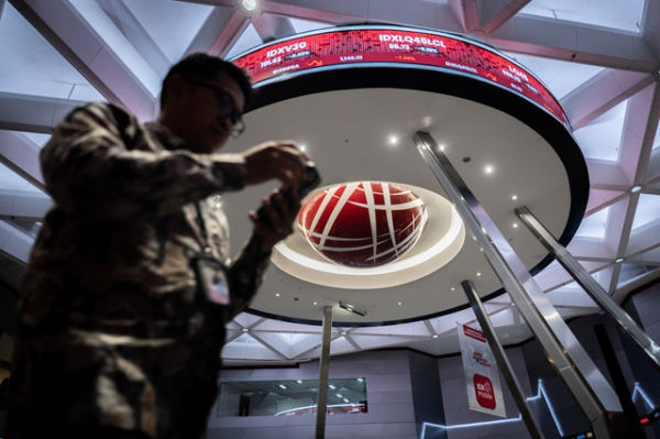 Pengunjung melintas didepan layar digital yang menampilkan pergerakan Indeks Harga Saham Gabungan (IHSG) di Bursa Efek Indonesia (BEI), Jakarta, Selasa (8/4/2025). Foto: ANTARA FOTO/Bayu Pratama S