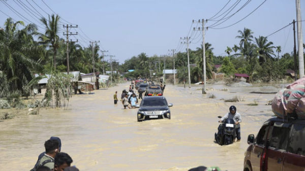 Kapolda Aceh "Menerobos" Lumpur dan Banjir tiba di Tamiang. Foto: Dok. Polri