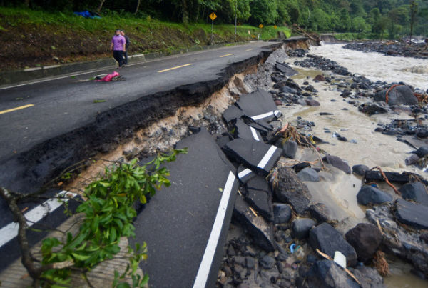 Warga melihat jalan yang putus di wilayah Mega Mendung, Lembah Anai, Tanah Datar, Sumatera Barat, Sabtu (29/11/2025).  Foto: Iggoy el Fitra/ANTARA FOTO
