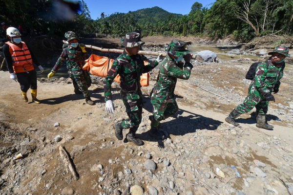 Prajurit Batalyon TP 897/Singgalang dan Brimob Polda Sumbar mengevakuasi korban meninggal akibat banjir bandang di Jorong Kayu Pasak Selatan, Nagari Salareh Aia, Palembayan, Agam, Sumatera Barat, Senin (1/12/2025). Foto: Wahdi Septiawan/ANTARA FOTO