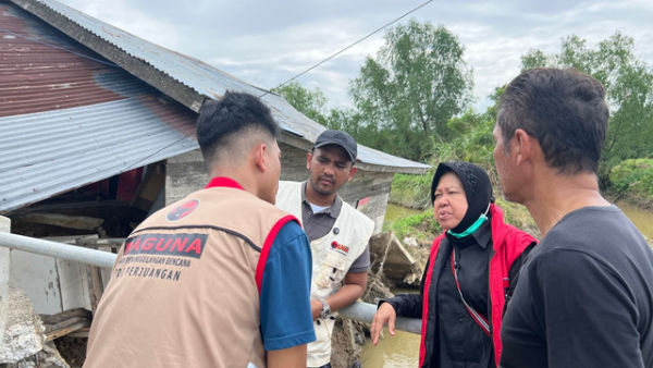 Ketua Baguna DPP PDI Perjuangan Tri Rismaharini turun langsung mendistribusikan bantuan banjir di Aceh. Foto: Hedi/kumparan