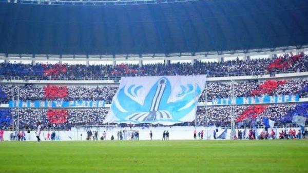 Koreo Panser Biru di Stadion Jatidiri beberapa waktu lalu dengan tema The New Player With New Hope. Musim ini, PSIS Semarang kembali ke stadion Jatidiri yang sudah direnovasi