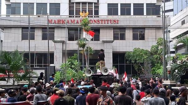 DEMO DI MK - Sejumlah massa menggelar demo di kawasan Gedung Mahkamah Konstitusi (MK), Jakarta Pusat, Selasa (18/11/2025). Mereka meminta Arsul Sani mundur dari jabatannya sebagai Hakim MK buntut dugaan ijazah palsu.
