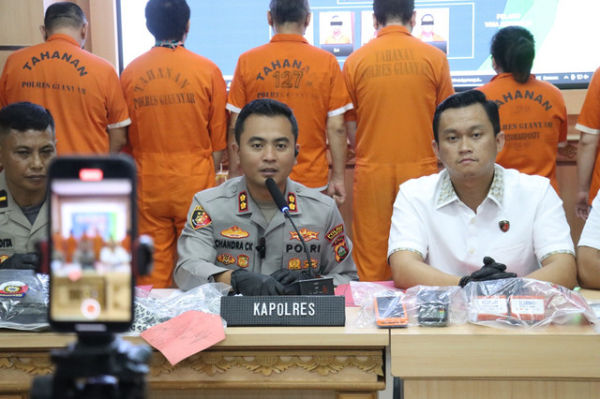 Kapolres Gianyar AKBP Chandra C. Kesuma dalam konferensi pers kasus pencurian kartu kredit sindikat internasional di Polres Gianyar. Foto:  Polres Gianyar