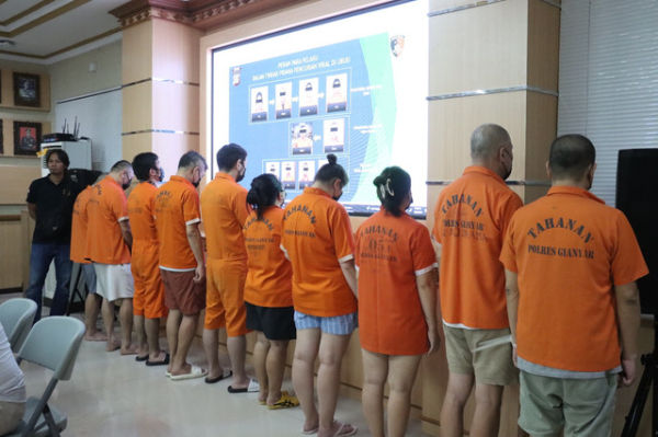 Konferensi pers kasus pencurian kartu kredit sindikat internasional di Polres Gianyar. Foto:  Polres Gianyar