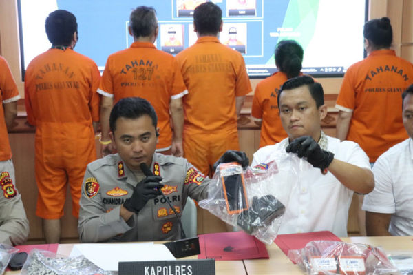 Kapolres Gianyar AKBP Chandra C. Kesuma dalam konferensi pers kasus pencurian kartu kredit sindikat internasional di Polres Gianyar. Foto:  Polres Gianyar
