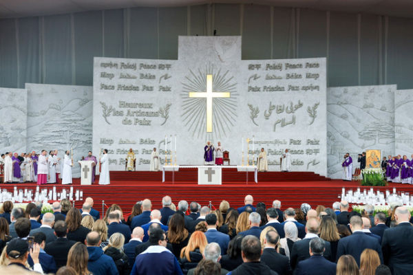 Paus Leo XIV melambaikan tangan saat tiba untuk memimpin Misa Kudus dalam perjalanan apostolik pertamanya di Beirut, Lebanon, Selasa (2/12/2025). Foto: Mohamed Azakir/REUTERS