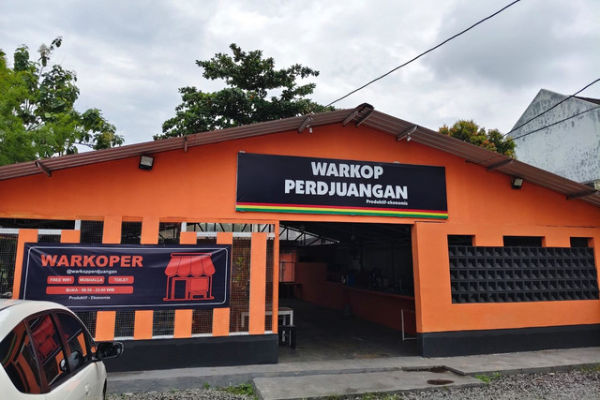 Suasan warung kopi bernama Warkop Perdjuangan di Giwangan, Kemantren Umbulharjo, Kota Yogyakarta, Rabu (3/12/2025). Foto: Arfiansyah Panji Purnandaru/kumparan