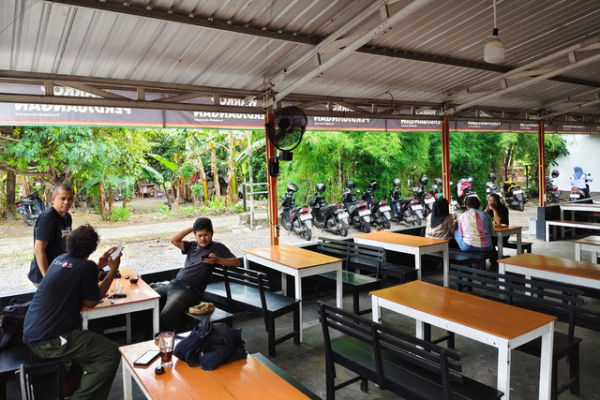 Suasan warung kopi bernama Warkop Perdjuangan di Giwangan, Kemantren Umbulharjo, Kota Yogyakarta, Rabu (3/12/2025). Foto: Arfiansyah Panji Purnandaru/kumparan