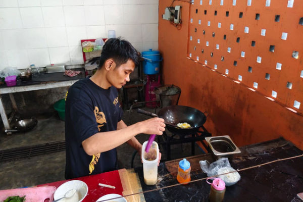 Suasan warung kopi bernama Warkop Perdjuangan di Giwangan, Kemantren Umbulharjo, Kota Yogyakarta, Rabu (3/12/2025). Foto: Arfiansyah Panji Purnandaru/kumparan