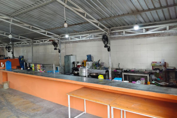 Suasan warung kopi bernama Warkop Perdjuangan di Giwangan, Kemantren Umbulharjo, Kota Yogyakarta, Rabu (3/12/2025). Foto: Arfiansyah Panji Purnandaru/kumparan