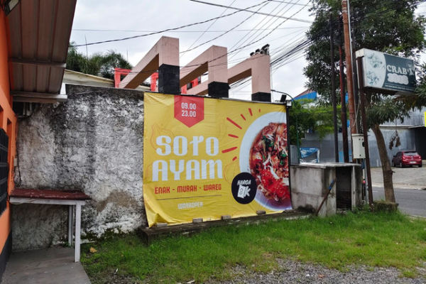 Suasan warung kopi bernama Warkop Perdjuangan di Giwangan, Kemantren Umbulharjo, Kota Yogyakarta, Rabu (3/12/2025). Foto: Arfiansyah Panji Purnandaru/kumparan