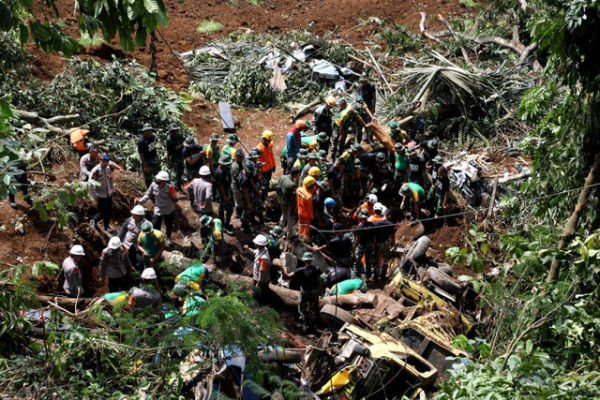 Anggota gabungan, TNI, Polri dan Basarnas mencari korban di lokasi longsor, di Cugenang, Kabupaten Cianjur, Jawa Barat, Selasa (22/11/2022). Foto: Aditia Noviansyah/kumparan