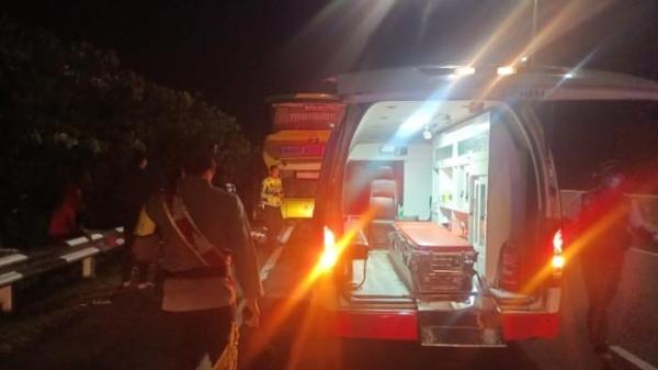 EVAKUASI - Petugas Tol saat membuka pintu bus pada bagian sopir, sementara kernet bus di kabarkan meninggal dunia.