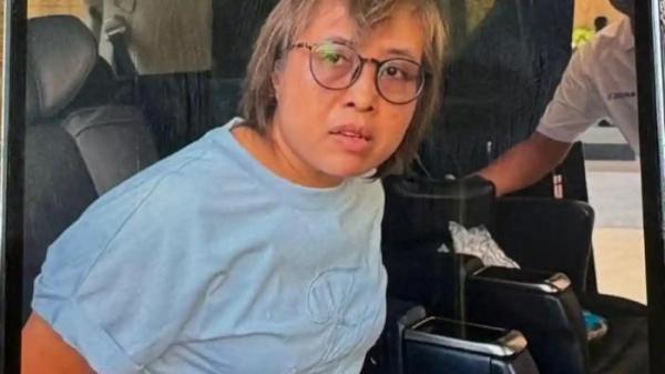 GEMBONG NARKOBA - Dewi Astutik alias Mami, buronan gembong narkoba dua ton sabu jaringan Golden Triangle disergap oleh petugas gabungan. Saat ini Dewi Astutik dipulangkan ke Indonesia untuk menjalani pemeriksaan intensif pada Selasa (2/12/2025). Begini awal mula Dewi Astutik menjadi buronan narkoba dan berujung ditangkap di Kamboja. Ternyata berasal dari diamankannya sebuah kapal sabu. (Istimewa) 