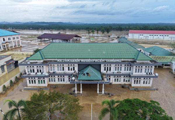 Foto udara kantor Kejaksaan Negeri Aceh Tamiang pascabanjir bandang di Aceh Tamiang, Aceh, Selasa (2/12/2025). Foto: Suhendra/ANTARA FOTO