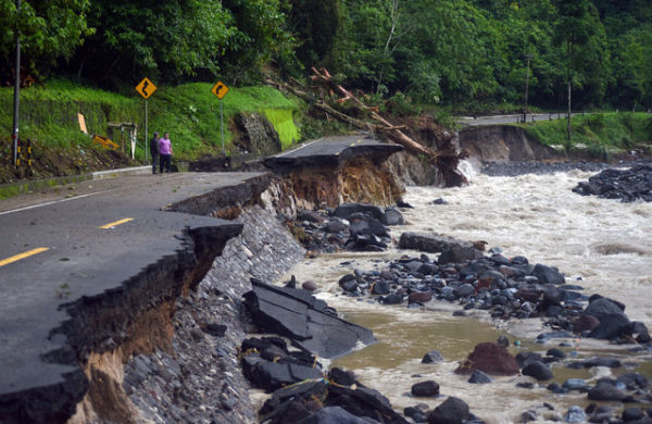 Warga melihat jalan yang putus di wilayah Mega Mendung, Lembah Anai, Tanah Datar, Sumatera Barat, Sabtu (29/11/2025).  Foto: Iggoy el Fitra/ANTARA FOTO