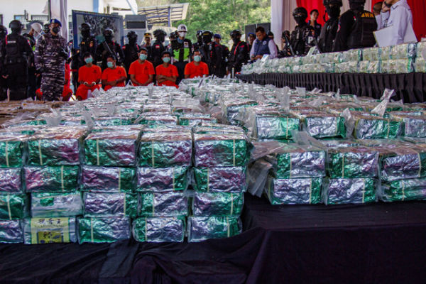 Sejumlah barang bukti kejahatan kasus penyelupan sabu-sabu 2 ton senilai Rp 5 triliun dihadirkan saat konferensi pers di Pelabuhan Bea Cukai Batam, Kepulauan Riau, Senin (26/5/2025). Foto: Teguh Prihatna/ANTARA FOTO