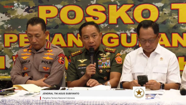 Panglima Tentara Nasional Indonesia, Agus Subiyanto dalam keterangan pers perkembangan penanggulangan bencana Sumatera, Rabu (3/12/2025). Foto: YouTube/ Sekretariat Presiden