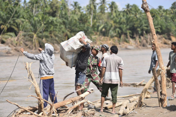 Pasukan TNI dari Kodim 0111/Bireuen membantu warga yang terdampak banjir di sejumlah wilayah Kecamatan Peusangan Selatan, Kabupaten Bireuen, Senin (1/12/2025). Foto: Dok. Puspen TNI