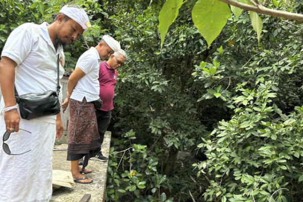 Petugas menunjukkan lokasi tetesan cairan limbah dari pipa bocor di sekitar tebing Pantai Suluban. Foto: Dok.  DLHK Badung