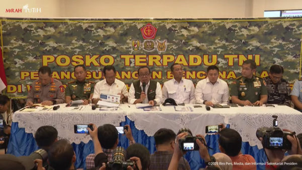 Keterangan pers perkembangan penanggulangan bencana Sumatera, Rabu (3/12/2025). Foto: YouTube/ Sekretariat Presiden