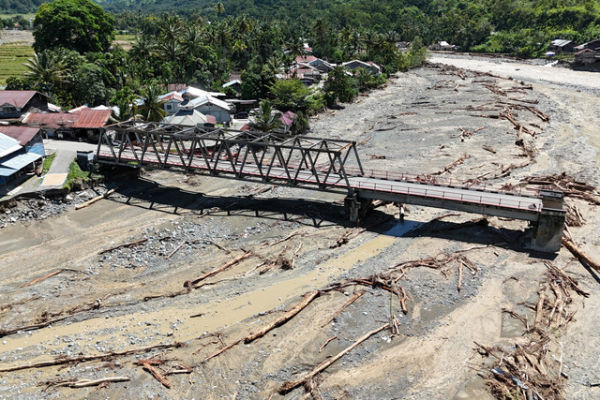Foto udara Jembatan Beutong Ateuh Banggalang yang putus diterjang banjir bandang di jalan lintas tengah Nagan Raya-Aceh Tengah di Desa Kuta Teugong, Beutong Ateuh Banggalang, Nagan Raya, Aceh, Minggu (30/11/2025). Foto: Syifa Yulinnas/ANTARA FOTO