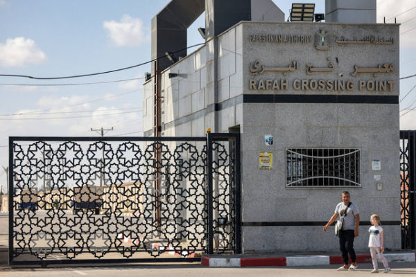 Gerbang perbatasan Rafah dengan Mesir di Jalur Gaza. Foto: Mohammed Abed/AFP