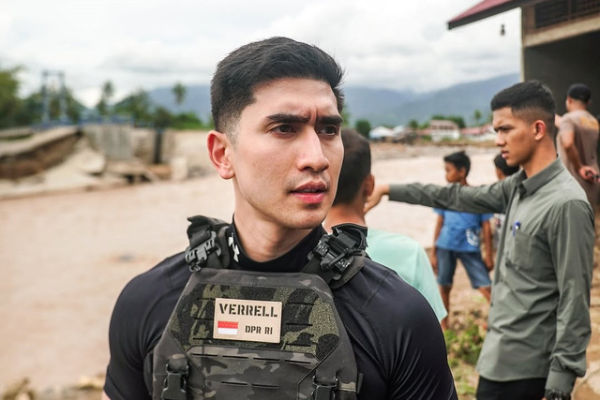 Klarifikasi Verrell Bramasta soal pakai rompi taktis saat tinjau banjir di Padang. Foto: Instagram/@bramastavrl