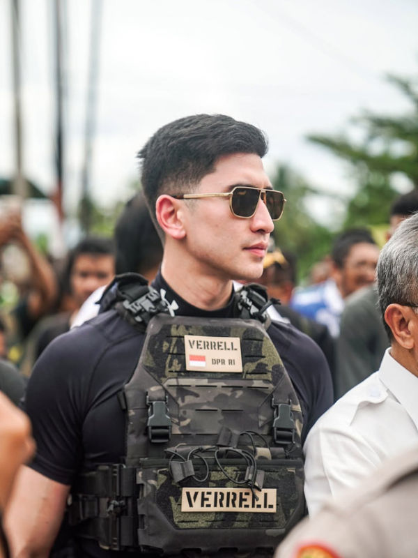 Klarifikasi Verrell Bramasta soal pakai rompi taktis saat tinjau banjir di Padang. Foto: Instagram/@bramastavrl
