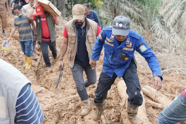 Bupati Aceh Timur Iskandar Usman Al-Farlaky meninjau warga yang terdampak banjir bandang di Aceh Timur, Rabu (3/12/2025). Foto: Pemkab Aceh Timur