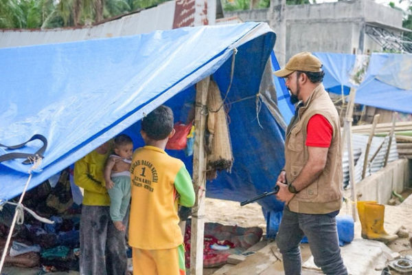 Bupati Aceh Timur Iskandar Usman Al-Farlaky meninjau warga yang terdampak banjir bandang di Aceh Timur, Rabu (3/12/2025). Foto: Pemkab Aceh Timur