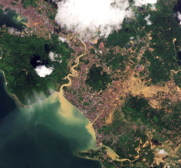 Citra satelit menunjukkan Setelah banjir bandang di Pandan, Sumatera Utara, Senin (1/12/2025). Foto: Planet Labs PBC/viaREUTERS