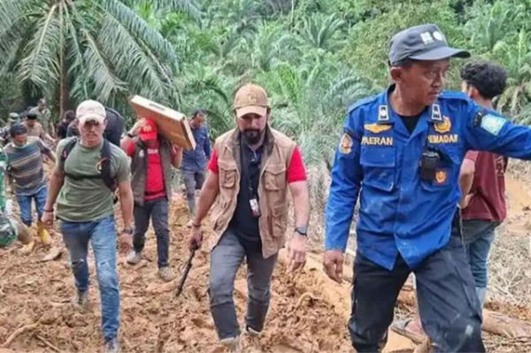 Momen Bupati Aceh Timur, Iskandar Usman Al-Farlaky menerobos lumpur menyalurkan bantuan untuk korban banjir di wilayah pedalaman di Aceh Timur, Selasa (2/12/2025). Foto: HO-Dok Pemkab Aceh Timur/ANTARA