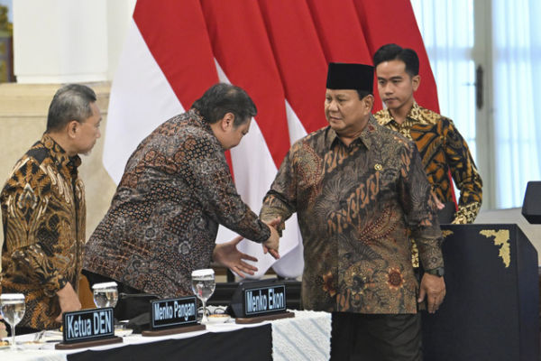 Presiden Prabowo Subianto didampingi Wapres Gibran Rakabuming Raka menjabat tangan Menko Perekonomian Airlangga Hartarto sebelum Sidang Kabinet Paripurna di Kantor Presiden, Istana Kepresidenan, Jakarta, Senin (20/10/2025). Foto: Aditya Pradana Putra/ANTARA FOTO
