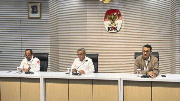 Ketua KPK Setyo Budiyanto, Deputi Bidang Pencegahan dan Monitoring KPK Aminudin, dan Juru Bicara KPK Budi Prasetyo (kanan) saat konferensi pers Peringatan Hari Antikorupsi Sedunia 2025 di Gedung Merah Putih KPK, Jakarta Selatan, Rabu (3/12/2025). Foto: Nasywa Athifah/kumparan