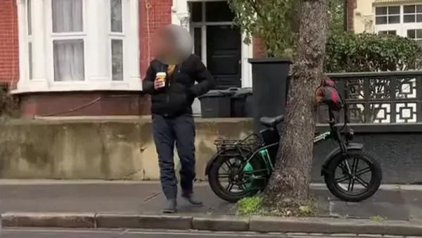 Kacau! Wanita Ini Pergoki Sopir Pengantar Makanan Lahap Pesanan Miliknya Kacau! Wanita Ini Pergoki Sopir Pengantar Makanan Lahap Pesanan Miliknya