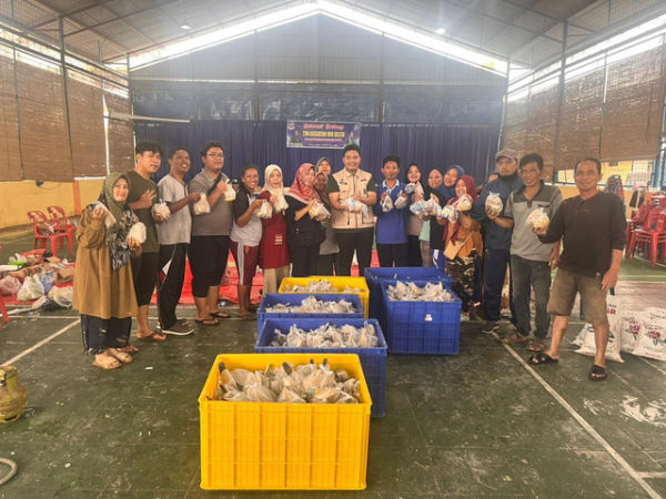 Petugas SPPG (Satuan Pelayanan Pemenuhan Gizi) membagikan makanan untuk warga terdampak bencana banjir dan longsor di Sumatera Utara. Foto: Dok: BGN