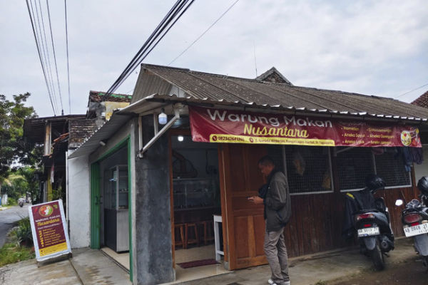 Warung rames bernama Warung Makan Nusantara di Kepanjen, Kapanewon Banguntapan, Kabupaten Bantul gratiskan makan untuk mahasiswa asal Sumatera yang terdampak bencana. Foto: Arfiansyah Panji Purnandaru/kumparan