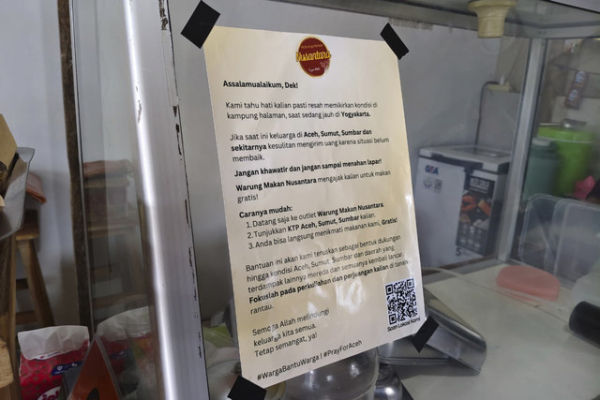 Warung rames bernama Warung Makan Nusantara di Kepanjen, Kapanewon Banguntapan, Kabupaten Bantul gratiskan makan untuk mahasiswa asal Sumatera yang terdampak bencana. Foto: Arfiansyah Panji Purnandaru/kumparan