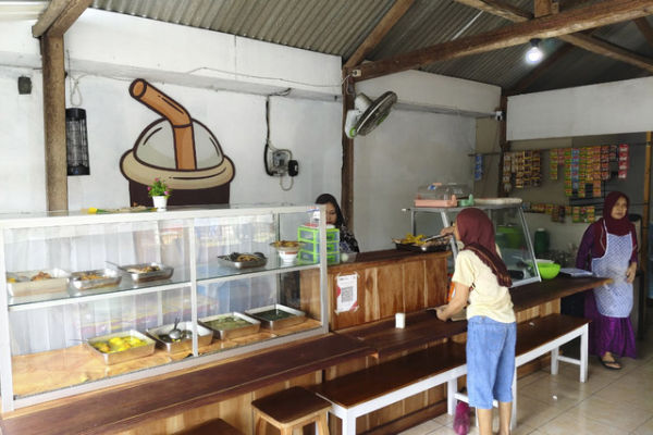 Warung rames bernama Warung Makan Nusantara di Kepanjen, Kapanewon Banguntapan, Kabupaten Bantul gratiskan makan untuk mahasiswa asal Sumatera yang terdampak bencana. Foto: Arfiansyah Panji Purnandaru/kumparan