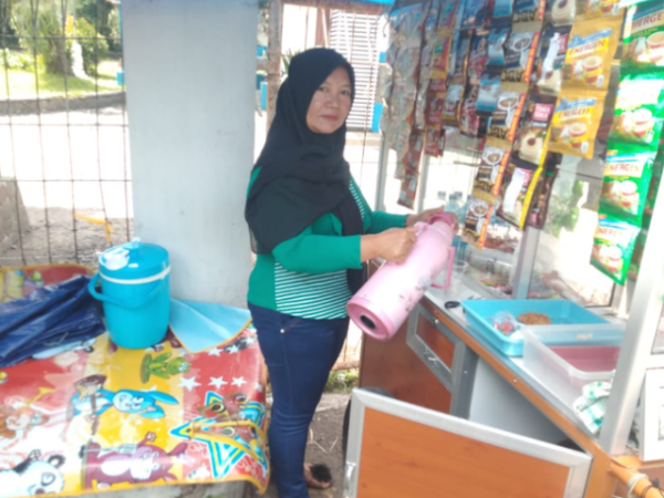 Lia, saat ditemui di lapak jualannya. Foto: Tim kumparan