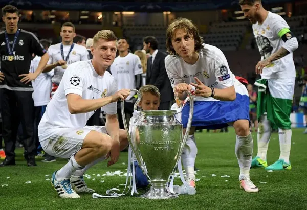 MILAN, ITALY - MAY 28:  Toni Kroos of Real Madrid and Luka Modric of Real Madrid celebrate with the Champions League trophy after the UEFA Champions League Final match between Real Madrid and Club Atletico de Madrid at Stadio Giuseppe Meazza on May 28, 2016 in Milan, Italy.  (Photo by Matthias Hangst/Getty Images)
