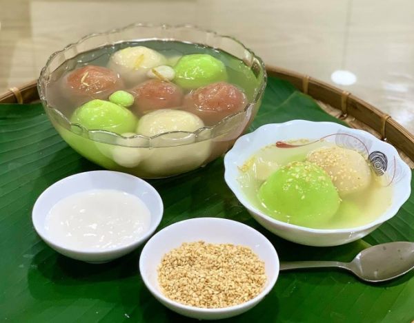 Rice ball sweet soup is served with sesame seed and coconut milk. Photo by Thu Ky